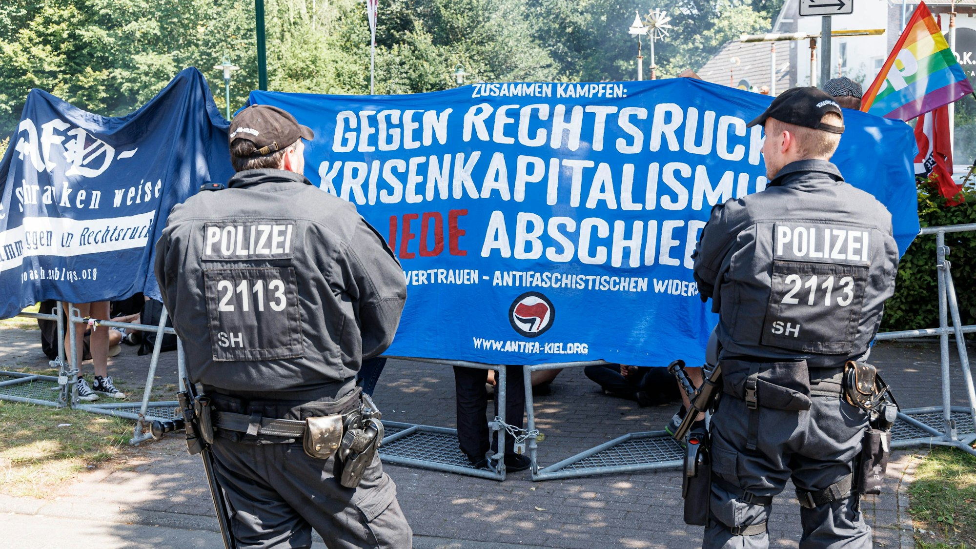 Demonstranten protestieren gegen ein von der AfD organisiertes sogenanntes Vorfeldtreffen zur Vernetzung rechter Kräfte.