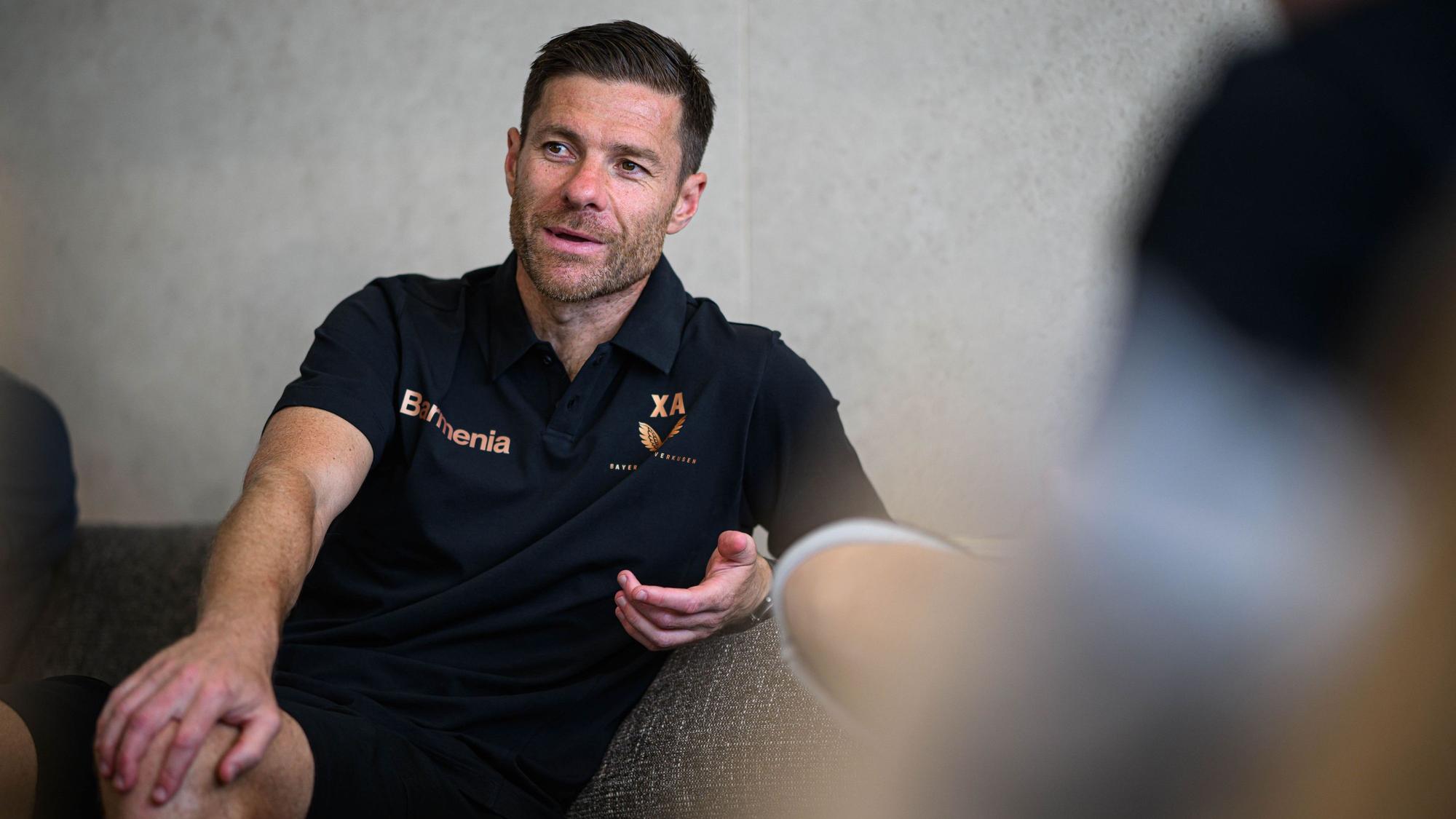 Ganz entspannt im Trainingslager in Donaueschingen: Bayer-04-Trainer Xabi Alonso.