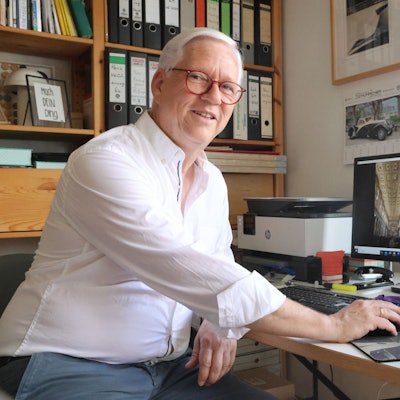 Das Foto zeigt Manfred Bestgen am Computer.