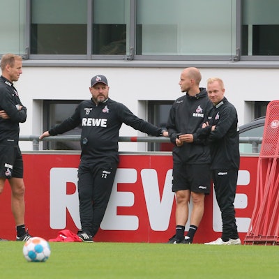 Cheftrainer Steffen Baumgart (M.) und seine Asistenten (v.l.) Uwe Gospodarek, André Pawlak, Kevin McKenna, René Wagner und Sascha Bigalke diskutieren während einer Trainingseinheit des 1. FC Köln.