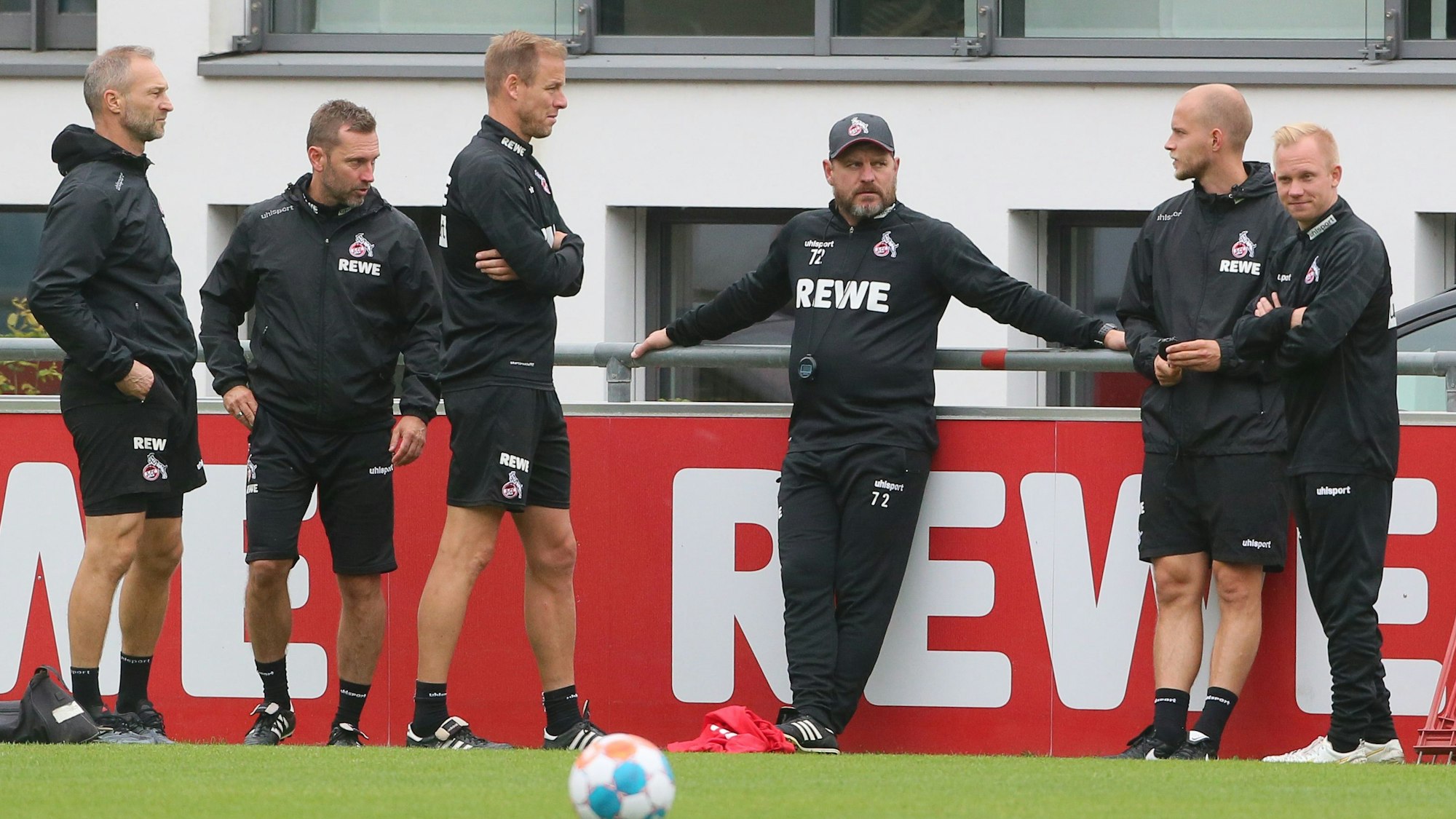 Cheftrainer Steffen Baumgart (M.) und seine Asistenten (v.l.) Uwe Gospodarek, André Pawlak, Kevin McKenna, René Wagner und Sascha Bigalke diskutieren während einer Trainingseinheit des 1. FC Köln.