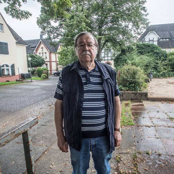 Ulrich Jonas steht am Kaiserplatz neben dem Bunker. Im Haus Nummer 14 hatte seine vorsichtige Mutter ein Zimmer gemietet, um schnell in den Bunker zu kommen. Foto: Ralf Krieger