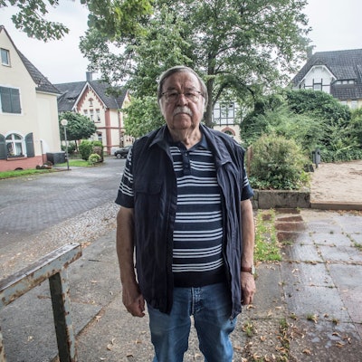 Ulrich Jonas steht am Kaiserplatz neben dem Bunker. Im Haus Nummer 14 hatte seine vorsichtige Mutter ein Zimmer gemietet, um schnell in den Bunker zu kommen. Foto: Ralf Krieger