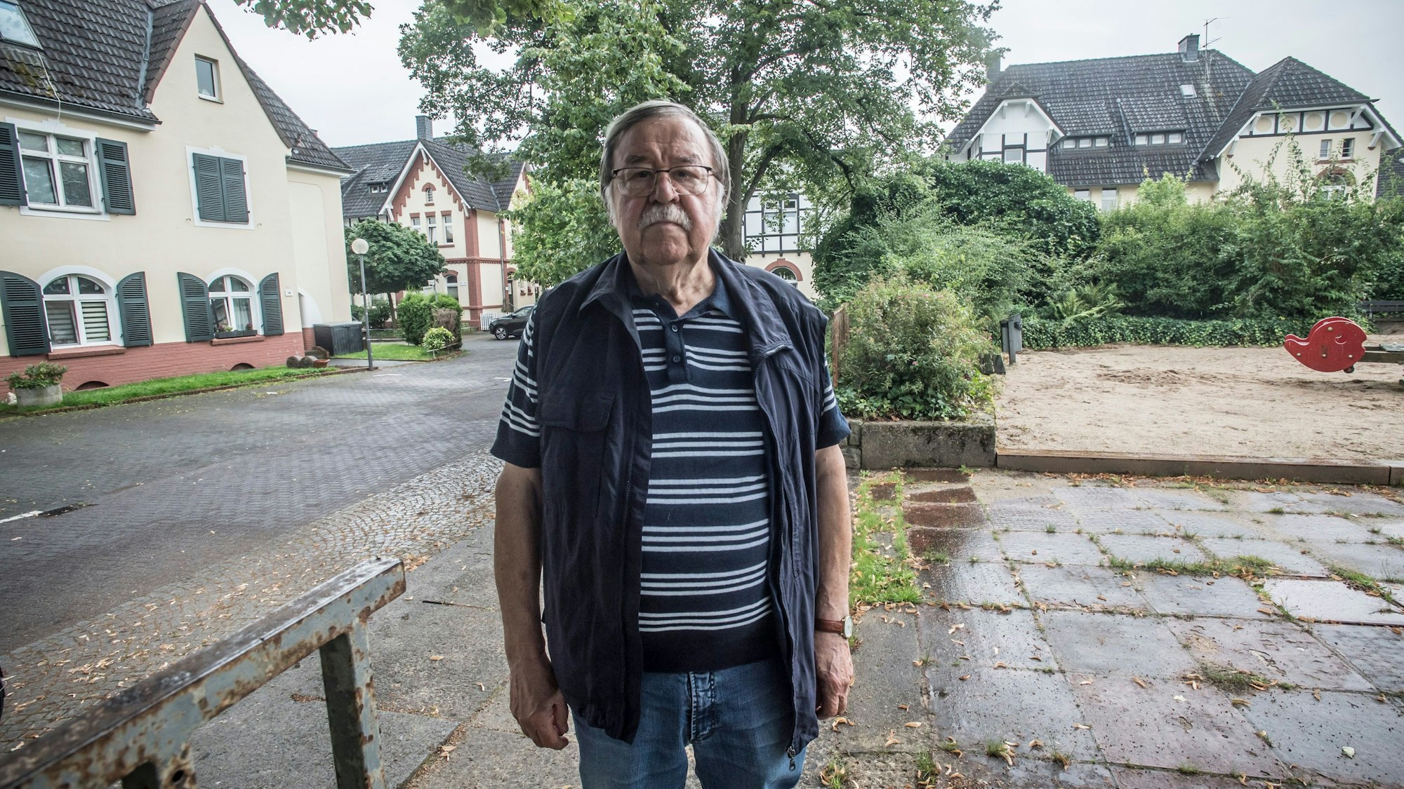 Ulrich Jonas steht am Kaiserplatz neben dem Bunker. Im Haus Nummer 14 hatte seine vorsichtige Mutter ein Zimmer gemietet, um schnell in den Bunker zu kommen. Foto: Ralf Krieger