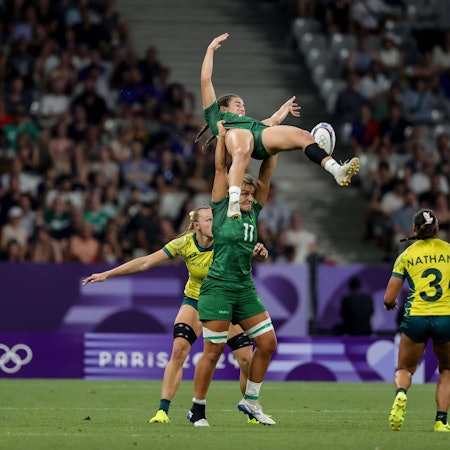 Emily Lane hebt andere Spielerin in die Luft.