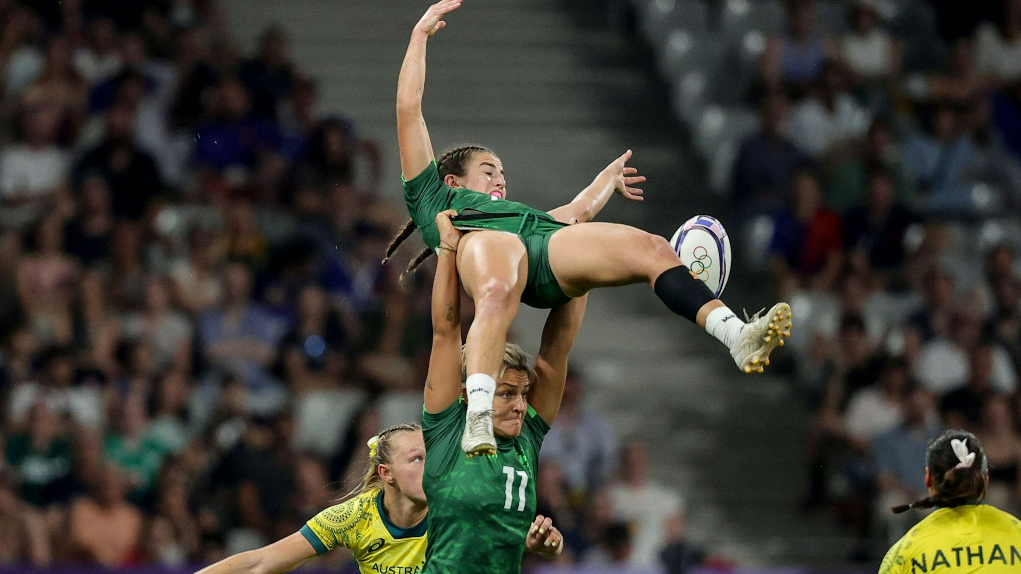 Emily Lane hebt andere Spielerin in die Luft.