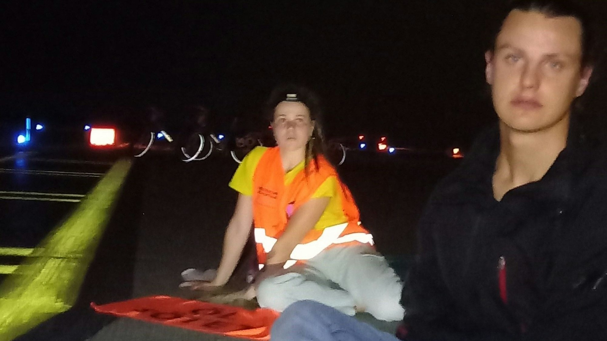 Klimaaktivisten der „Letzten Generation“ auf dem Rollfeld am Flughafen Leipzig/Halle.