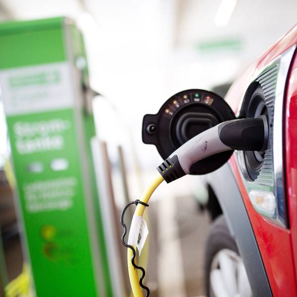 Kostenlos können E-Autos in der Wipperfürther Innenstadt nur an den Ladesäulen während des Ladens parken.