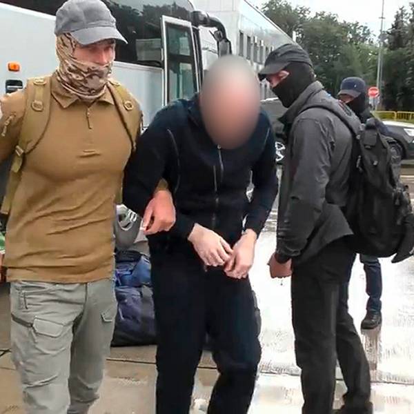In diesem Bild aus einem Video, das der russische Föderale Sicherheitsdienst via RTR/AP zur Verfügung gestellt hat, verlassen der Deutsche Rico K. und ein Agent des russischen Föderalen Sicherheitsdienstes einen Bus, als sie an einem Flughafen außerhalb von Moskau ankommen.