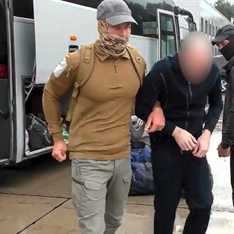 In diesem Bild aus einem Video, das der russische Föderale Sicherheitsdienst via RTR/AP zur Verfügung gestellt hat, verlassen der Deutsche Rico K. und ein Agent des russischen Föderalen Sicherheitsdienstes einen Bus, als sie an einem Flughafen außerhalb von Moskau ankommen.