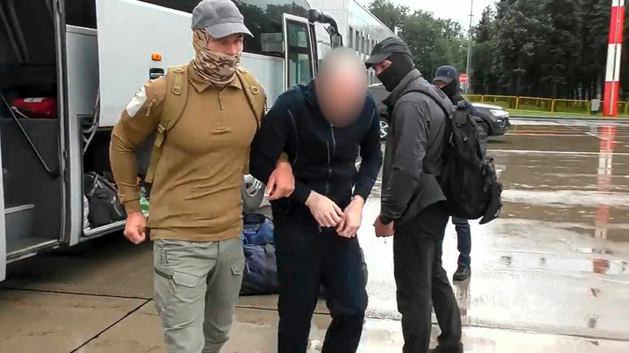 In diesem Bild aus einem Video, das der russische Föderale Sicherheitsdienst via RTR/AP zur Verfügung gestellt hat, verlassen der Deutsche Rico K. und ein Agent des russischen Föderalen Sicherheitsdienstes einen Bus, als sie an einem Flughafen außerhalb von Moskau ankommen.