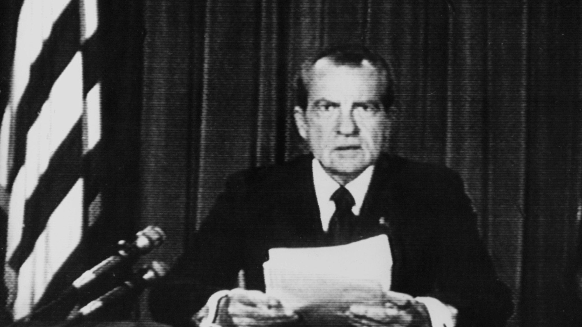 Der republikanische US-Präsident Richard Nixon kündigt in der Nacht zum 9.8.1974 in einer Rundfunk- und Fernsehansprache seinen Rücktritt vom Präsidentenamt an (Archivfoto). Nixon hatte sich zu diesem Schritt entschlossen, um einer Amtsenthebung (Impeachment) wegen der Watergate-Affäre zu entgehen. Vier US-Präsidenten wurden erschossen, vier starben im Amt eines natürlichen Todes, nur einer musste zurücktreten: Richard Nixon. Grund war die Watergate-Affäre. Der Vertrauensbruch wirkt bis heute.