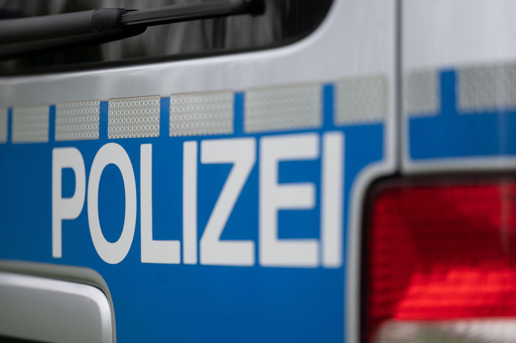 as Wort Polizei ist auf einem Fahrzeug der Polizei zu sehen.