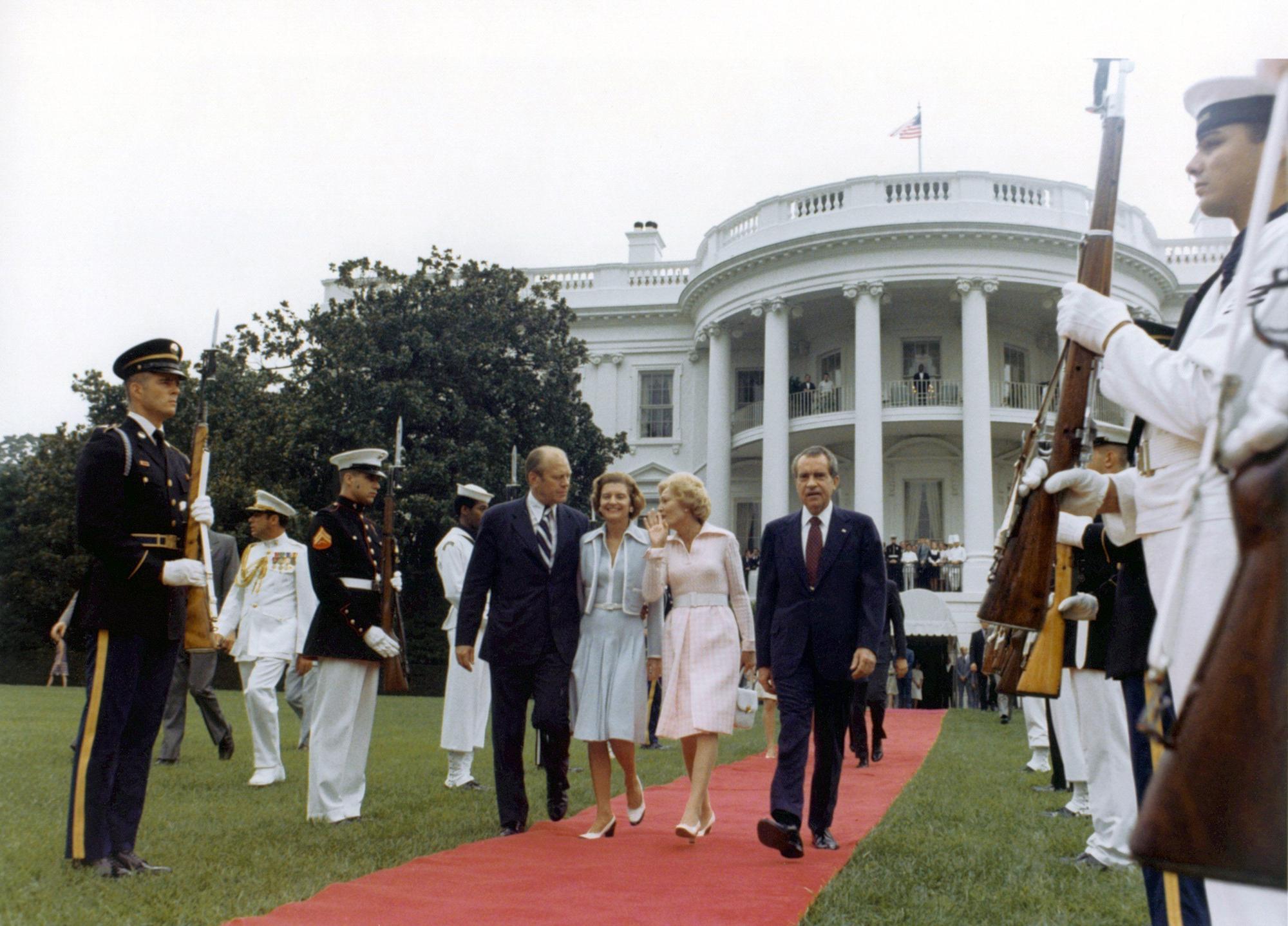 (l-r) Vizepräsident Gerald Ford und dessen Gattin Betty Ford begleiten Pat Nixon und Richard Nixon über den Rasen des Weißen Hauses in Washington zum Hubschrauber (Archivfoto). Nixon war als erster und bisher einziger US-Präsident am 9. August 1974 von seinem Amt zurückgetreten. Der Grund war die Watergate-Affäre, einVersuch der Vertuschung übler politischer Tricks, die alle demokratischen Regeln verletzten. Foto: Consolidated White House dpa (zu dpa-Korr "Skandal von gestern, Warnung für heute: Nixon-Rücktritt vor 30 Jahren" vom 06.08.2004) +++ dpa-Bildfunk +++