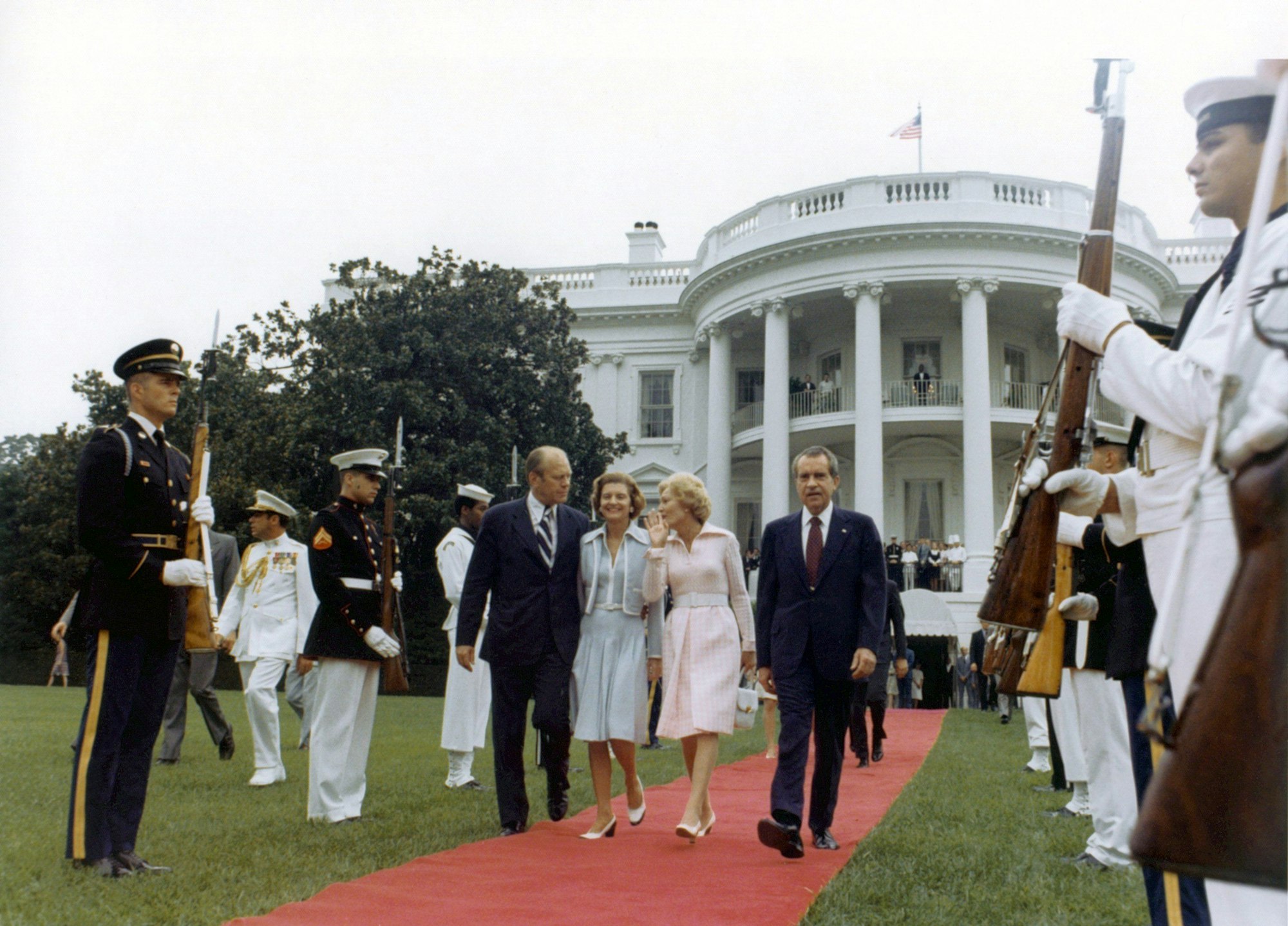 (l-r) Vizepräsident Gerald Ford und dessen Gattin Betty Ford begleiten Pat Nixon und Richard Nixon über den Rasen des Weißen Hauses in Washington zum Hubschrauber (Archivfoto). Nixon war als erster und bisher einziger US-Präsident am 9. August 1974 von seinem Amt zurückgetreten. Der Grund war die Watergate-Affäre, einVersuch der Vertuschung übler politischer Tricks, die alle demokratischen Regeln verletzten. Foto: Consolidated White House dpa (zu dpa-Korr "Skandal von gestern, Warnung für heute: Nixon-Rücktritt vor 30 Jahren" vom 06.08.2004) +++ dpa-Bildfunk +++