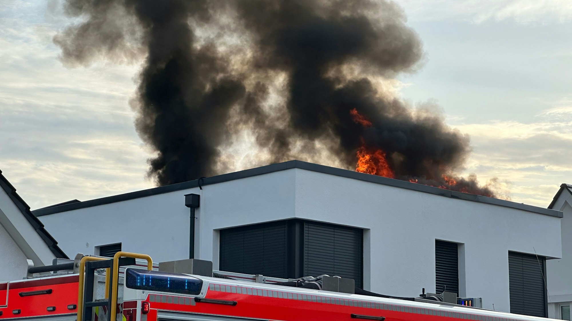 In Zündorf hat am Mittwochabend ein Flachdach mit angebrachter Photovoltaikanlage gebrannt.