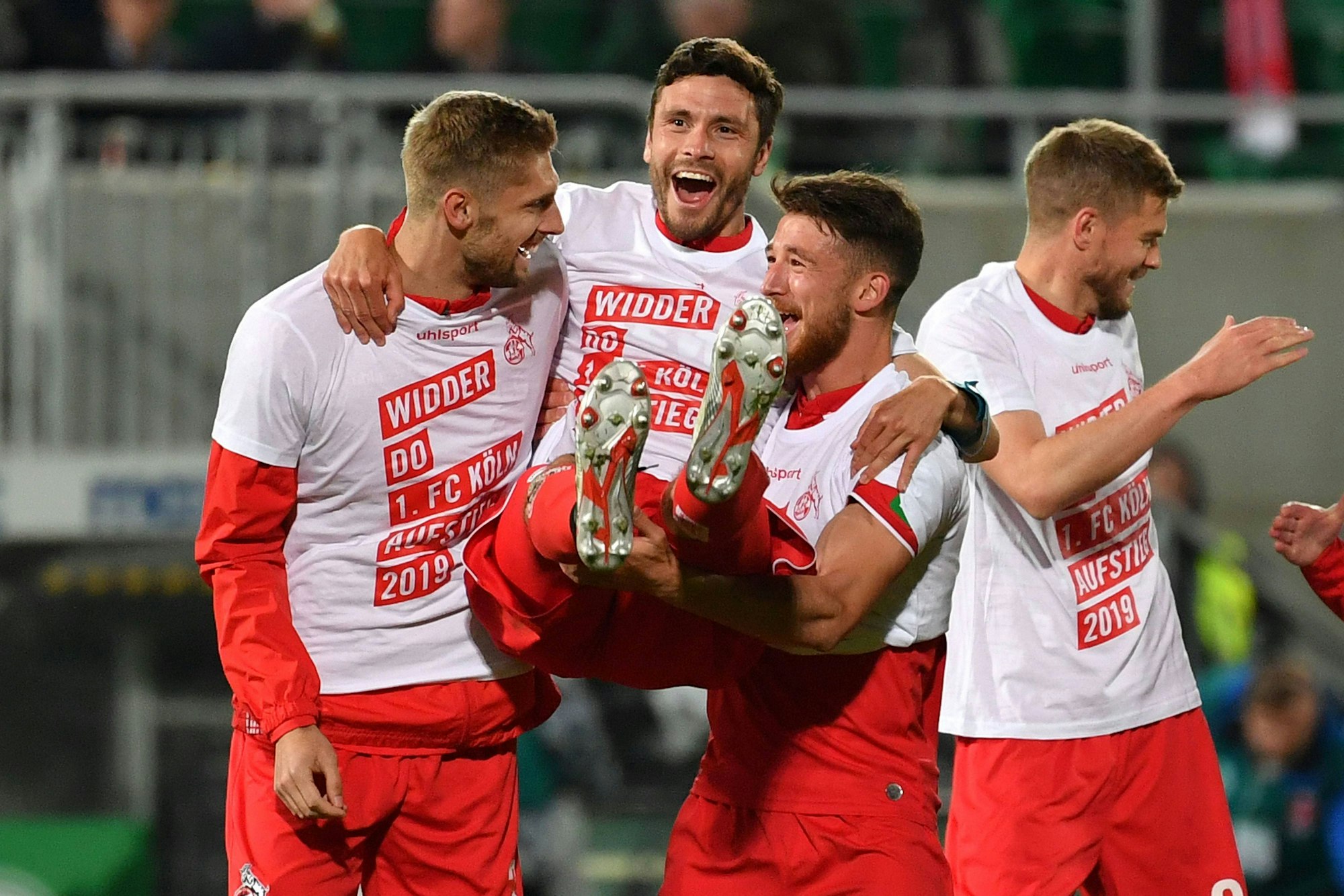 Nach einem 4:0-Sieg in Fürth kehrte der 1. FC Köln am 9. Mai 2019 in die Bundesliga zurück. Lasse Sobiech (v.l.), Jonas Hector, Salih Özcan und Simon Terodde feiern das gebührend.