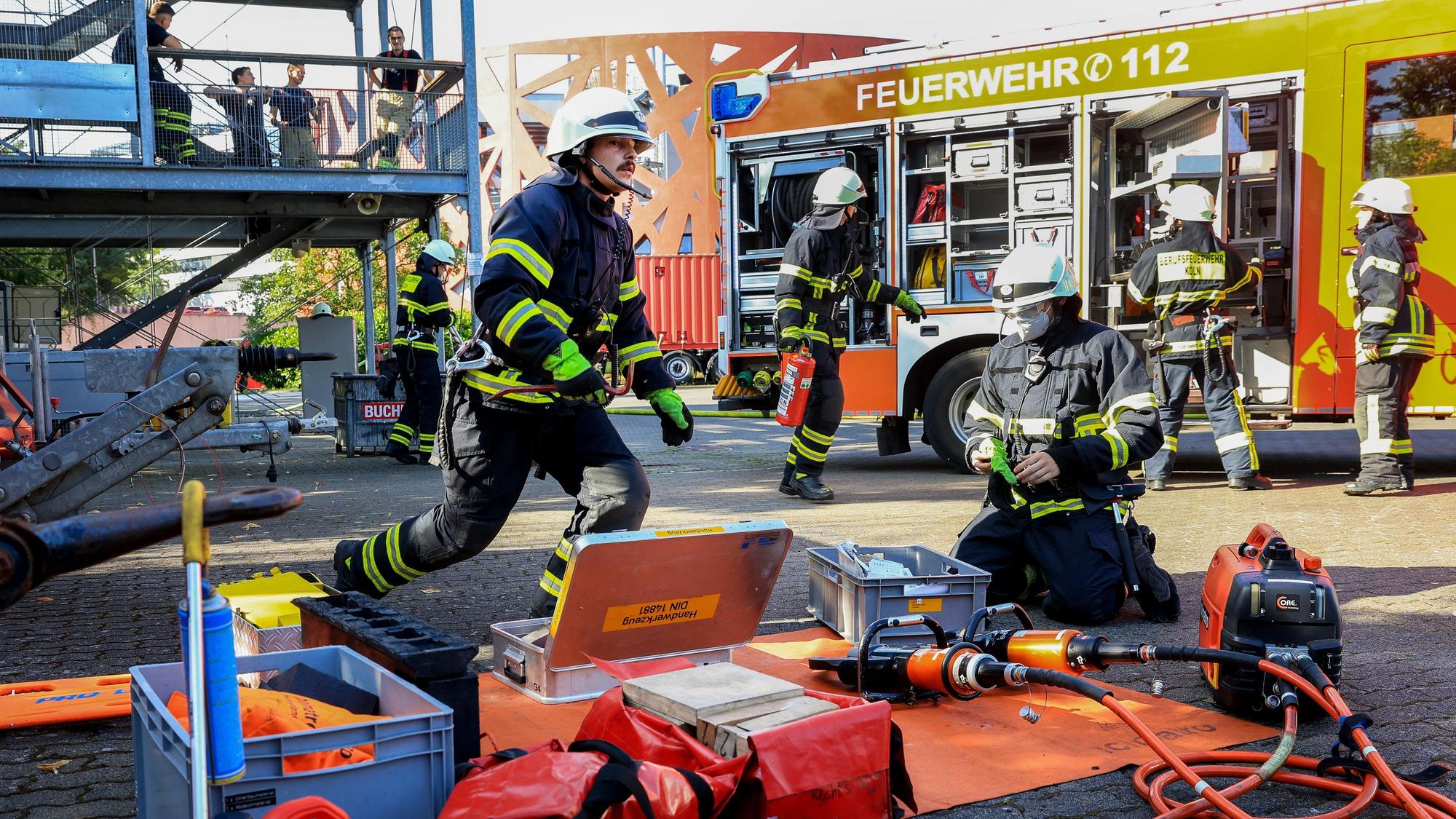 Alexander Milanovic und seine Azubi-Kollegen beim Übungseinsatz der Feuerwehr.