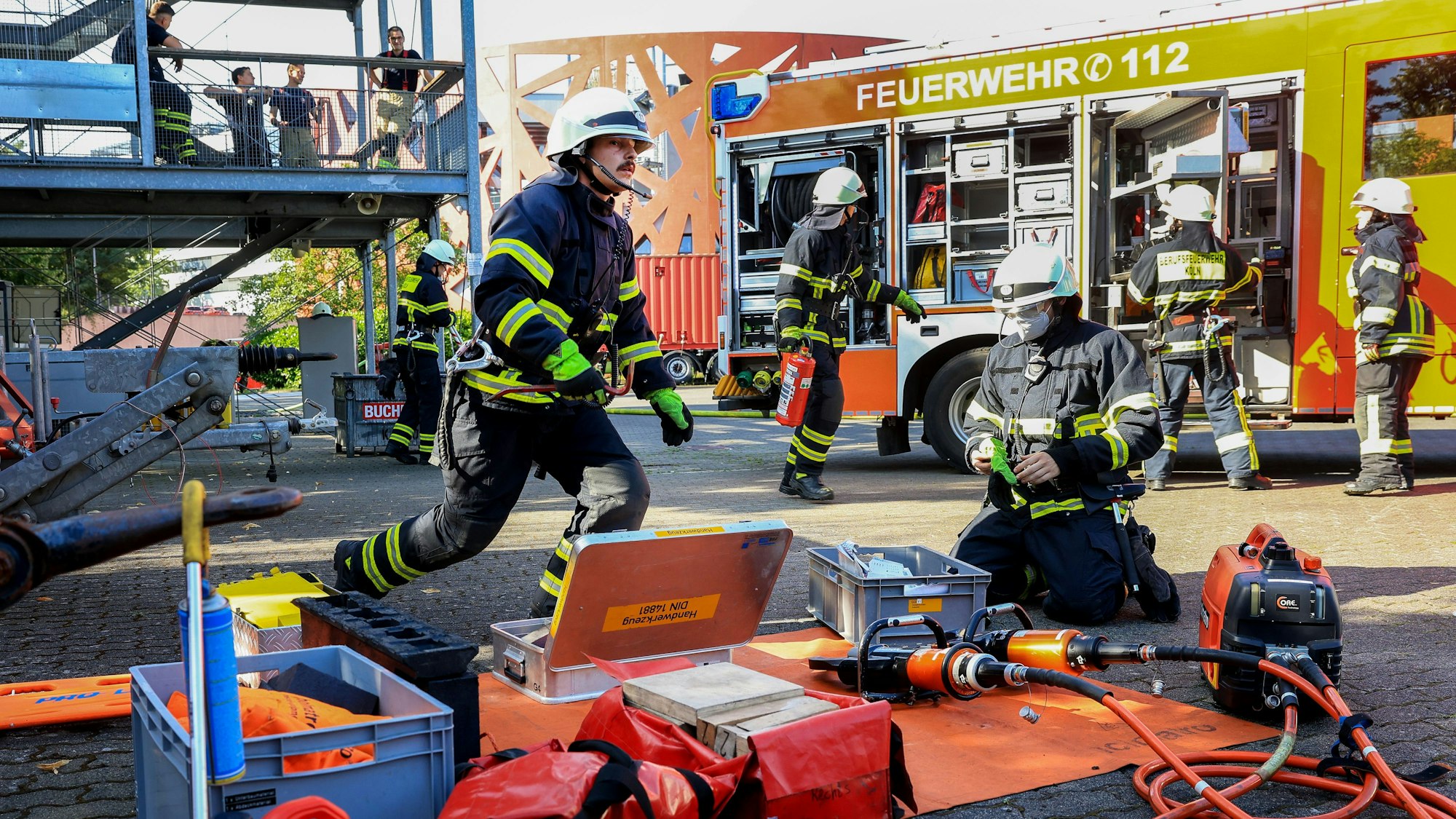 Alexander Milanovic und seine Azubi-Kollegen beim Übungseinsatz der Feuerwehr.