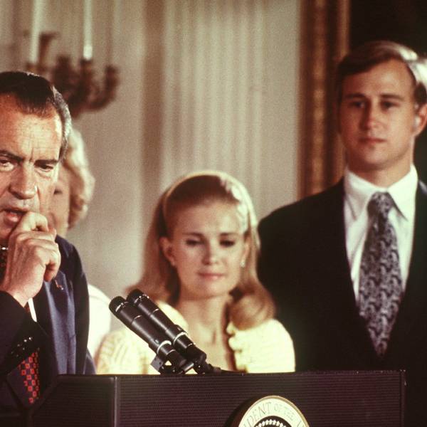 Der Republikaner Richard Nixon (l) verabschiedet sich auf dem Archivbild vom 9.8.1974 nach seiner Rücktrittserklärung von seinen Mitarbeitern im Weißen Haus und den Mitgliedern seines Kabinetts. Neben ihm steht seine Tochter Tricia und deren Ehemann Edward Cox. Um einer Amtsenthebung (Impeachment) wegen der Watergate-Affäre zu entgehen, trat Nixon als erster Präsident der USA von seinem Amt zurückgetreten. (Archivbild)