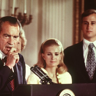 Der Republikaner Richard Nixon (l) verabschiedet sich auf dem Archivbild vom 9.8.1974 nach seiner Rücktrittserklärung von seinen Mitarbeitern im Weißen Haus und den Mitgliedern seines Kabinetts. Neben ihm steht seine Tochter Tricia und deren Ehemann Edward Cox. Um einer Amtsenthebung (Impeachment) wegen der Watergate-Affäre zu entgehen, trat Nixon als erster Präsident der USA von seinem Amt zurückgetreten. (Archivbild)