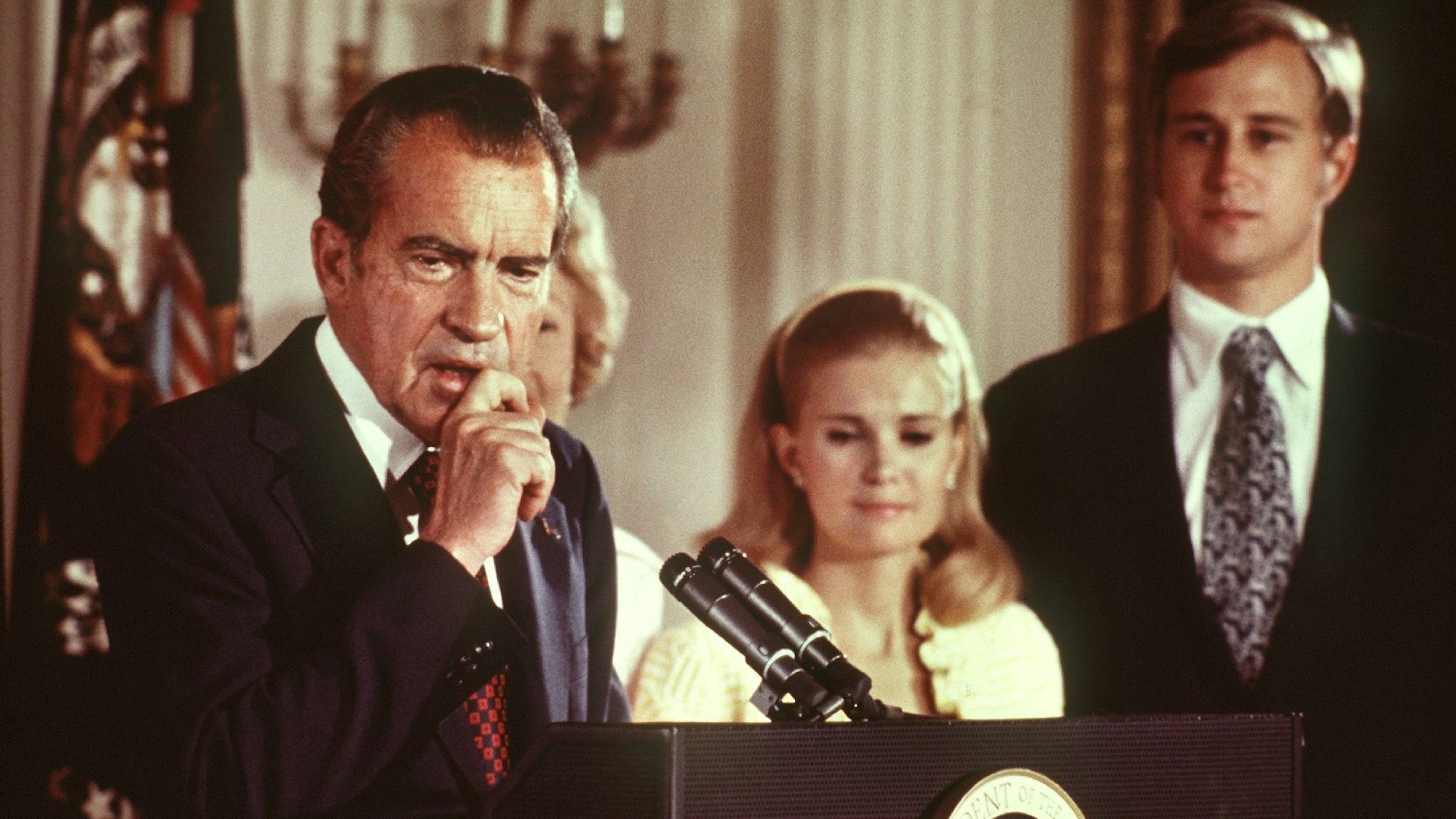 Der Republikaner Richard Nixon (l) verabschiedet sich auf dem Archivbild vom 9.8.1974 nach seiner Rücktrittserklärung von seinen Mitarbeitern im Weißen Haus und den Mitgliedern seines Kabinetts. Neben ihm steht seine Tochter Tricia und deren Ehemann Edward Cox. Um einer Amtsenthebung (Impeachment) wegen der Watergate-Affäre zu entgehen, trat Nixon als erster Präsident der USA von seinem Amt zurückgetreten. (Archivbild)