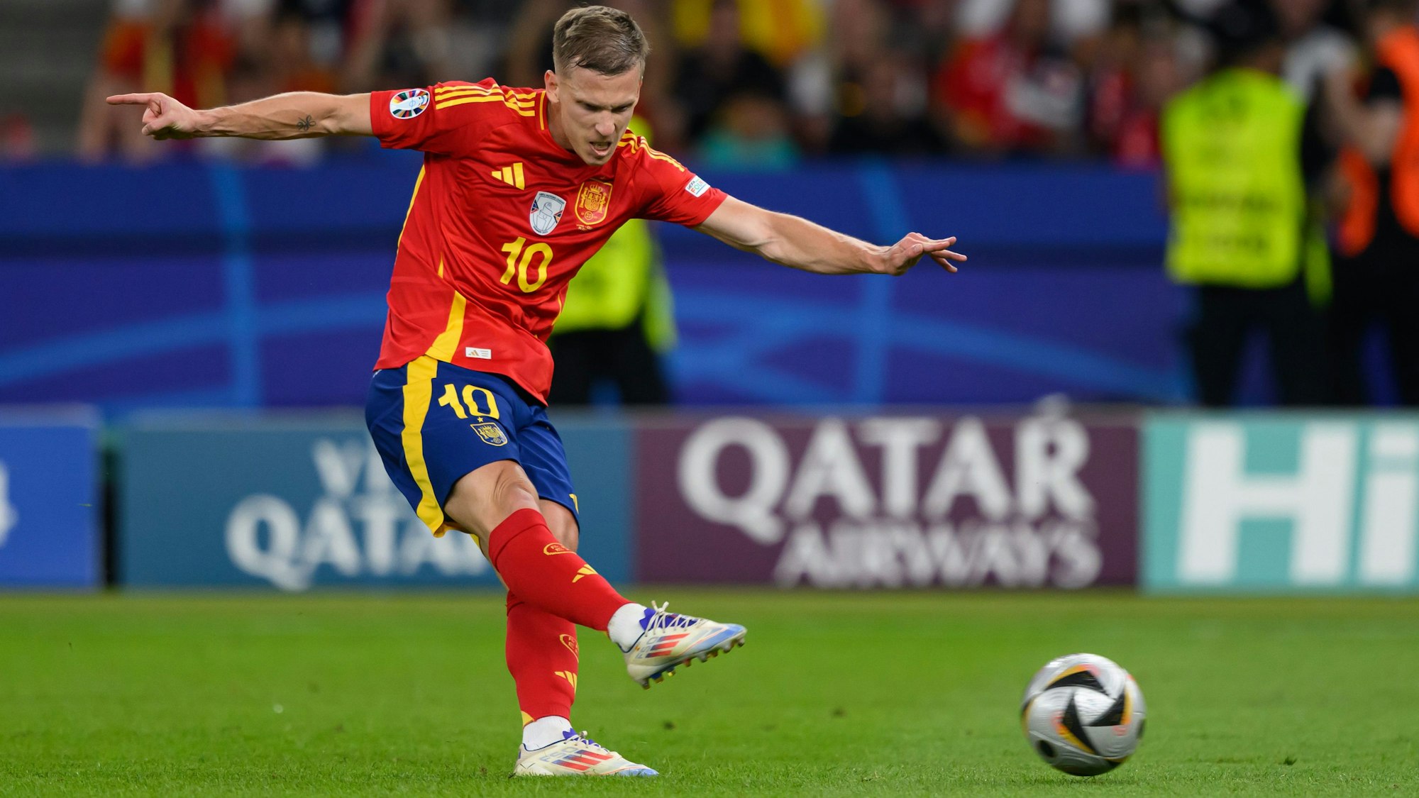 Spaniens Dani Olmo spielt den Ball.