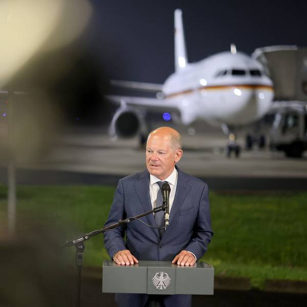 01.08.2024, Nordrhein-Westfalen, Köln: Bundeskanzler Olaf Scholz (SPD) spricht zu den Medien im militärischen Teil vom Flughafen Köln/Bonn, nachdem er sich noch am späten Abend mit den Ex-Gefangenen getroffen hat. Die Freigelassenen waren nach dem Gefangenenaustausch zwischen Russland, Belarus und westlichen Ländern mit zwei Flugzeugen auf dem Flughafen Köln/Bonn gelandet. In einer Zeit großer Spannungen haben Russland und der Westen Gefangene ausgetauscht, darunter US-Amerikaner, deutsche Staatsbürger, prominente Kremlgegner und der in Deutschland inhaftierte sogenannte Tiergartenmörder. Foto: Christoph Reichwein/dpa-Pool/dpa +++ dpa-Bildfunk +++
