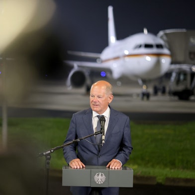 01.08.2024, Nordrhein-Westfalen, Köln: Bundeskanzler Olaf Scholz (SPD) spricht zu den Medien im militärischen Teil vom Flughafen Köln/Bonn, nachdem er sich noch am späten Abend mit den Ex-Gefangenen getroffen hat. Die Freigelassenen waren nach dem Gefangenenaustausch zwischen Russland, Belarus und westlichen Ländern mit zwei Flugzeugen auf dem Flughafen Köln/Bonn gelandet. In einer Zeit großer Spannungen haben Russland und der Westen Gefangene ausgetauscht, darunter US-Amerikaner, deutsche Staatsbürger, prominente Kremlgegner und der in Deutschland inhaftierte sogenannte Tiergartenmörder. Foto: Christoph Reichwein/dpa-Pool/dpa +++ dpa-Bildfunk +++