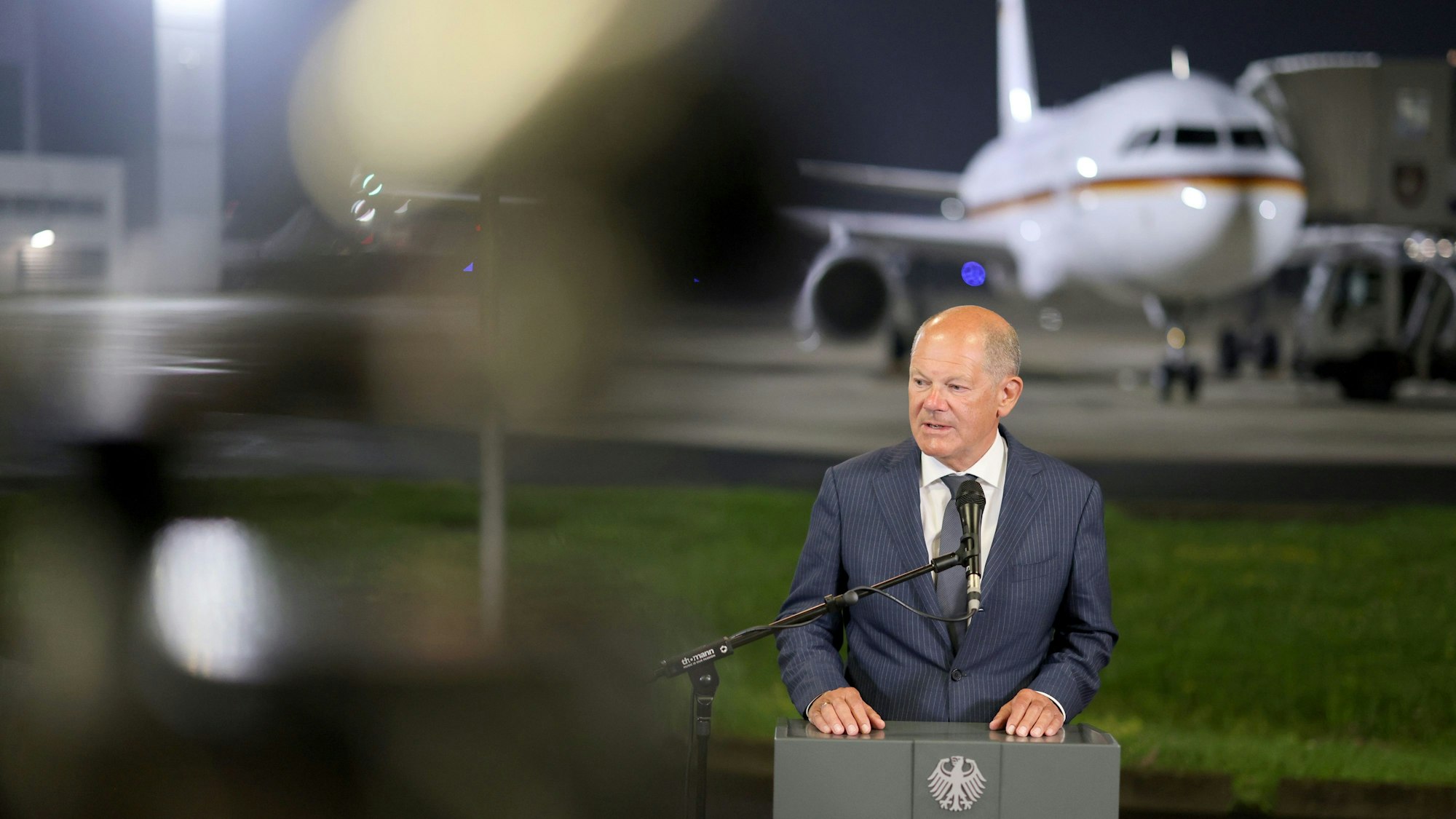 01.08.2024, Nordrhein-Westfalen, Köln: Bundeskanzler Olaf Scholz (SPD) spricht zu den Medien im militärischen Teil vom Flughafen Köln/Bonn, nachdem er sich noch am späten Abend mit den Ex-Gefangenen getroffen hat. Die Freigelassenen waren nach dem Gefangenenaustausch zwischen Russland, Belarus und westlichen Ländern mit zwei Flugzeugen auf dem Flughafen Köln/Bonn gelandet. In einer Zeit großer Spannungen haben Russland und der Westen Gefangene ausgetauscht, darunter US-Amerikaner, deutsche Staatsbürger, prominente Kremlgegner und der in Deutschland inhaftierte sogenannte Tiergartenmörder. Foto: Christoph Reichwein/dpa-Pool/dpa +++ dpa-Bildfunk +++