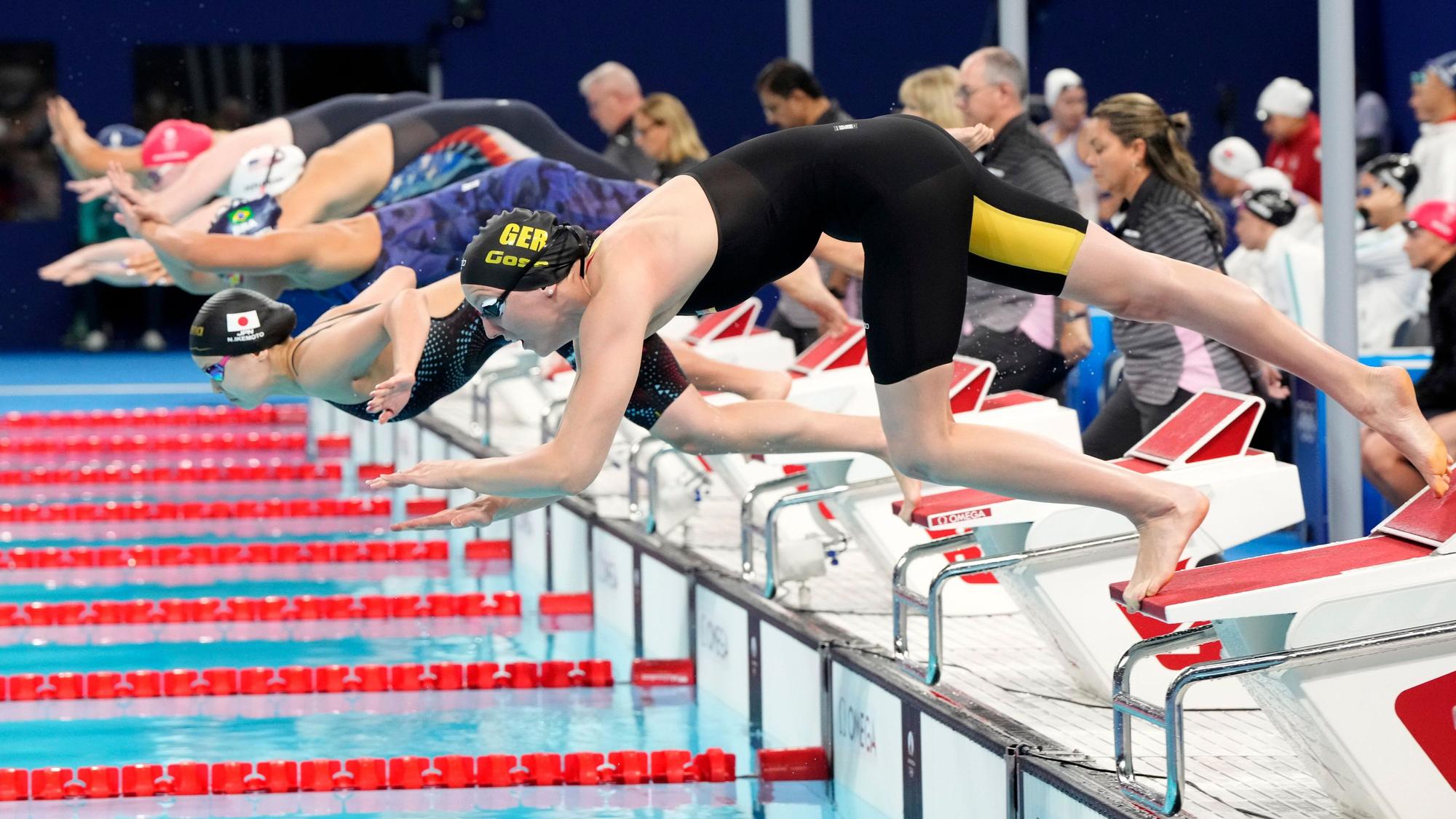 Die Freistil-Staffel der Damen am Start der Olympischen Spiele 2024 in Paris. Die Deutsche Isabel Gose ist vorne zu sehen.