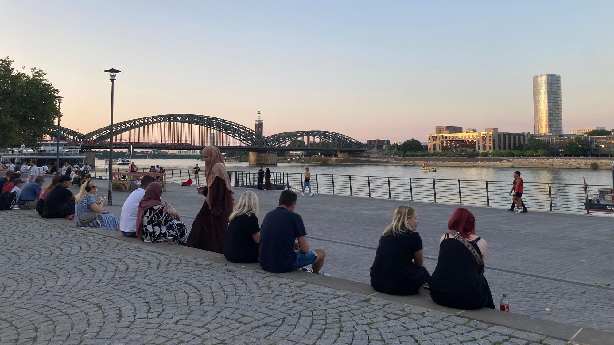 Der erste Weinmarkt am Kölner Rheinufer bringt erlesene Tropfen ans Wasser. (Symbolbild)