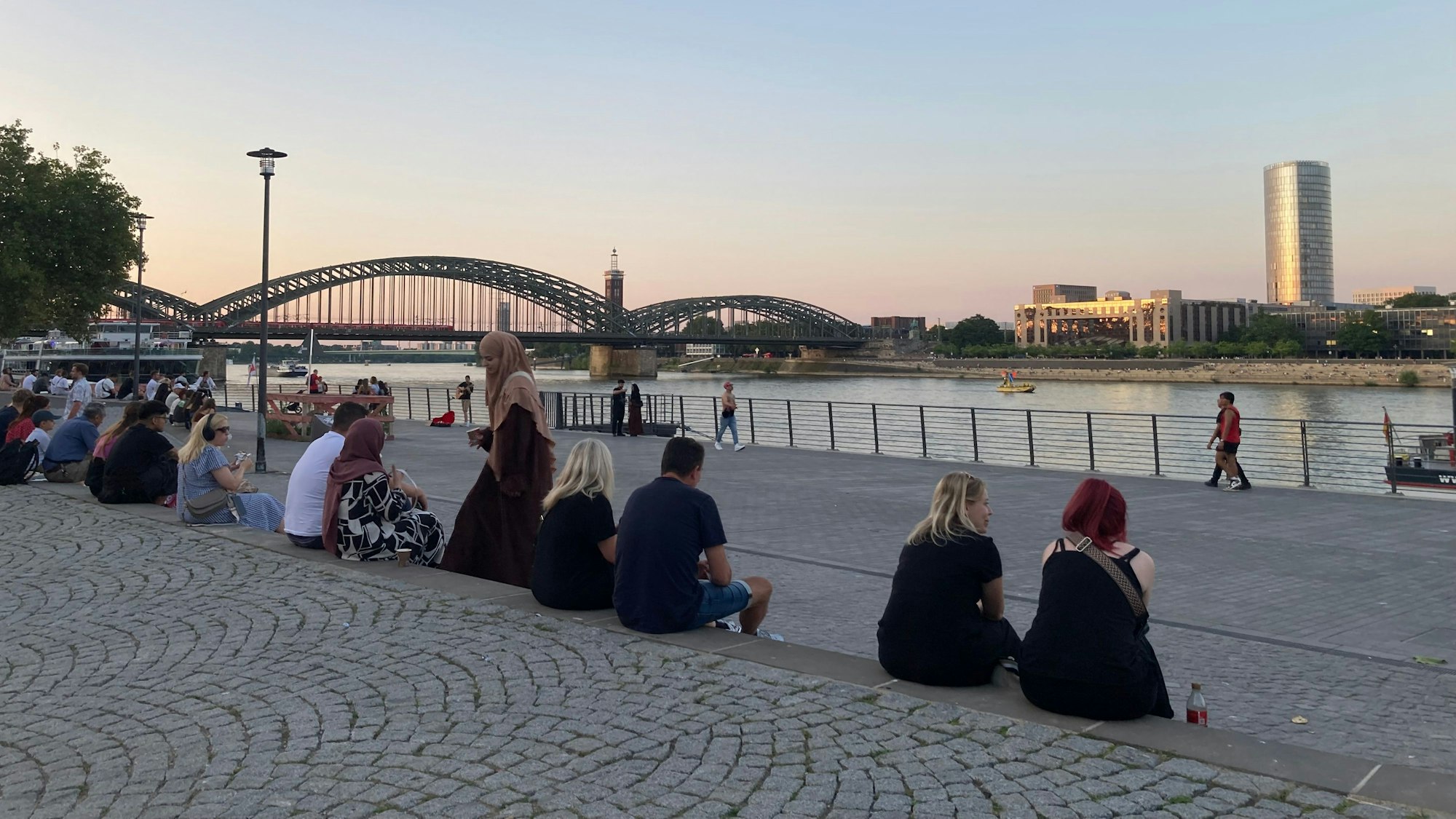 Das neue und schon fertig gestellte Rheinufer. Das Tickethäuschen der KD ist abgebrochen.