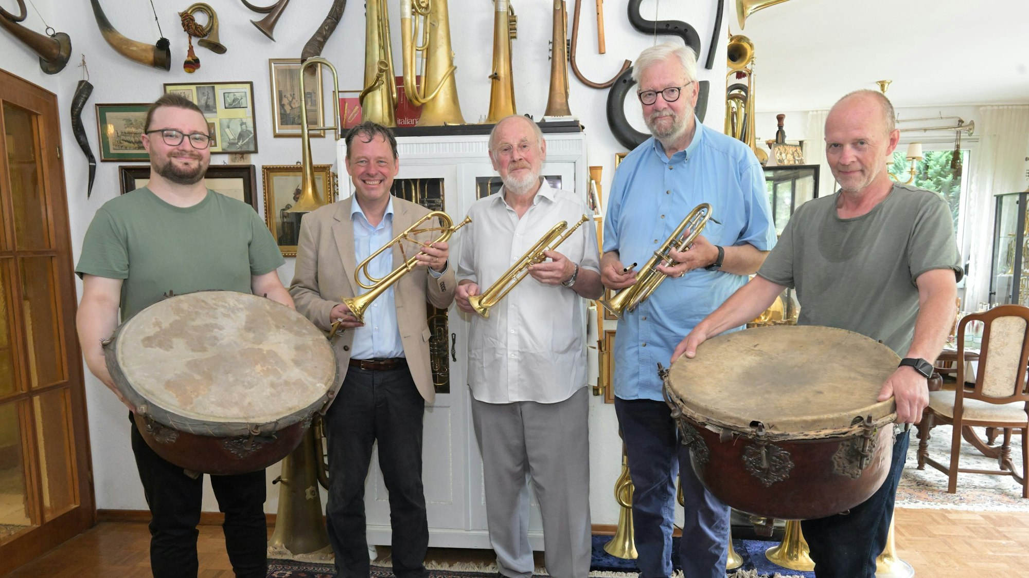Tom Kuhn (l.), Jörg Hansen (2. v. l.) und Uwe Fischer (r., alle vom Bachhaus) mit Hett (M.) und Friedemann Immer (2.v.r.)stehen in einer Reihe.