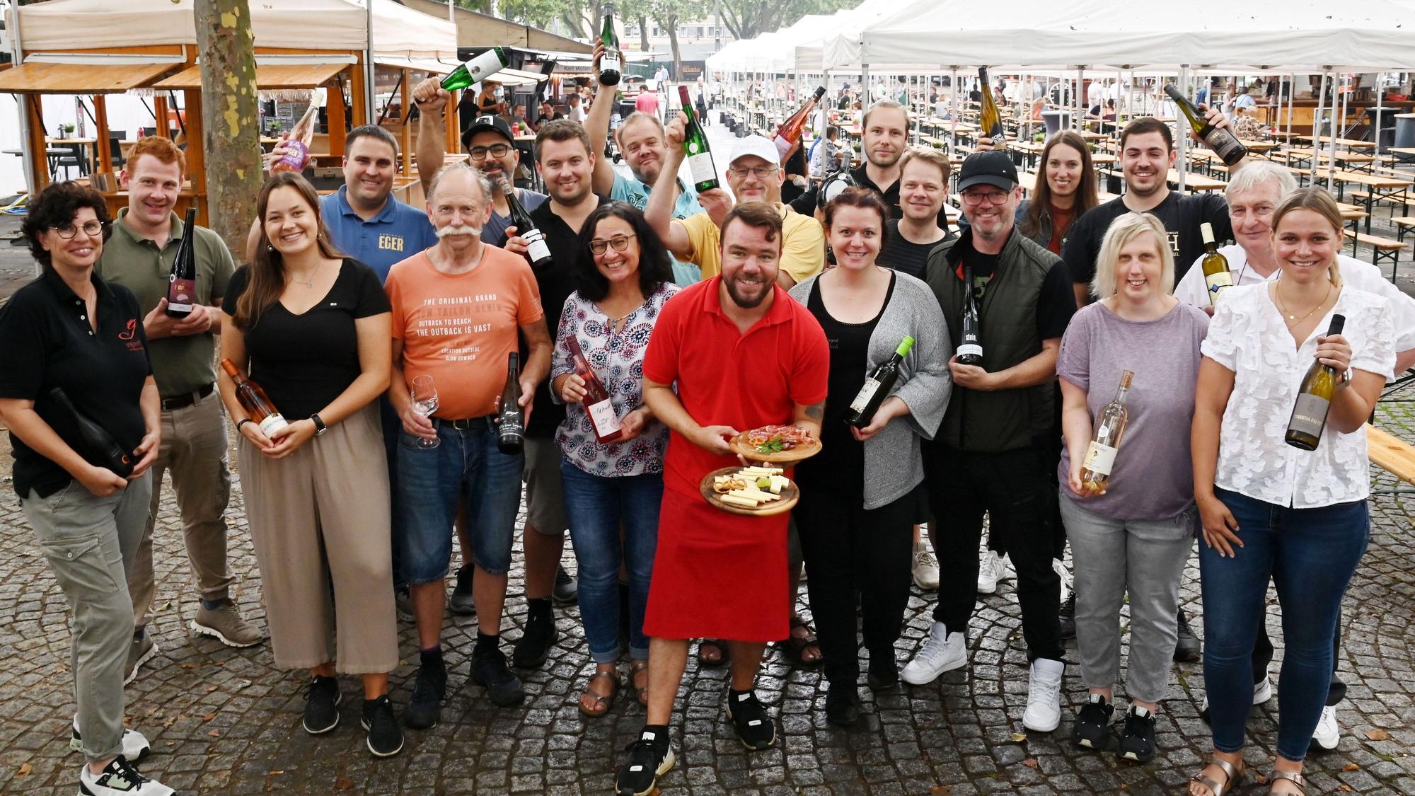 Gruppenfoto von Winzerinnen und Winzer auf dem Kölner Weinmarkt