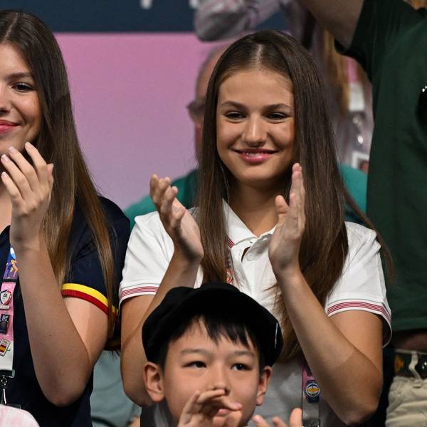 Prinzessin Sofia und Prinzessin Leonor klatschen und lächeln.