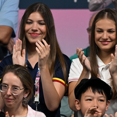 Prinzessin Sofia und Prinzessin Leonor klatschen und lächeln.