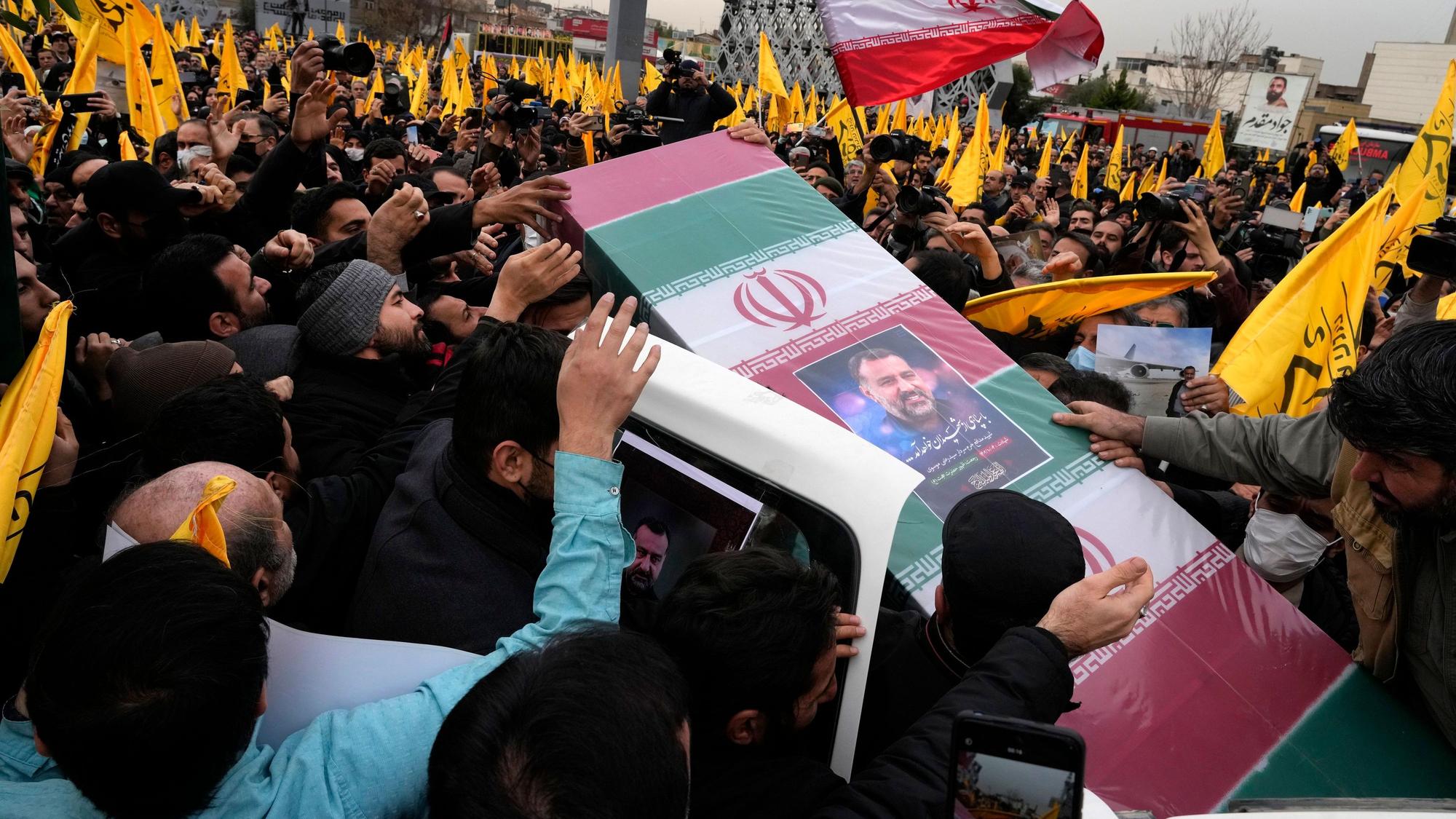 Trauernde tragen den mit einer Flagge bedeckten Sarg von Brigadegeneral Sejed-Rasi Mussawi während seiner Beerdigungszeremonie.