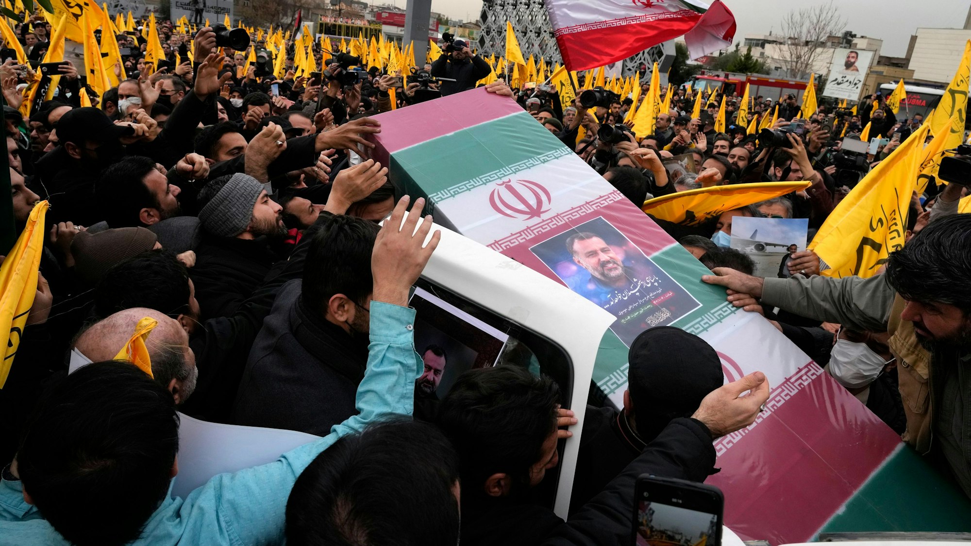 Trauernde tragen den mit einer Flagge bedeckten Sarg von Brigadegeneral Sejed-Rasi Mussawi während seiner Beerdigungszeremonie.