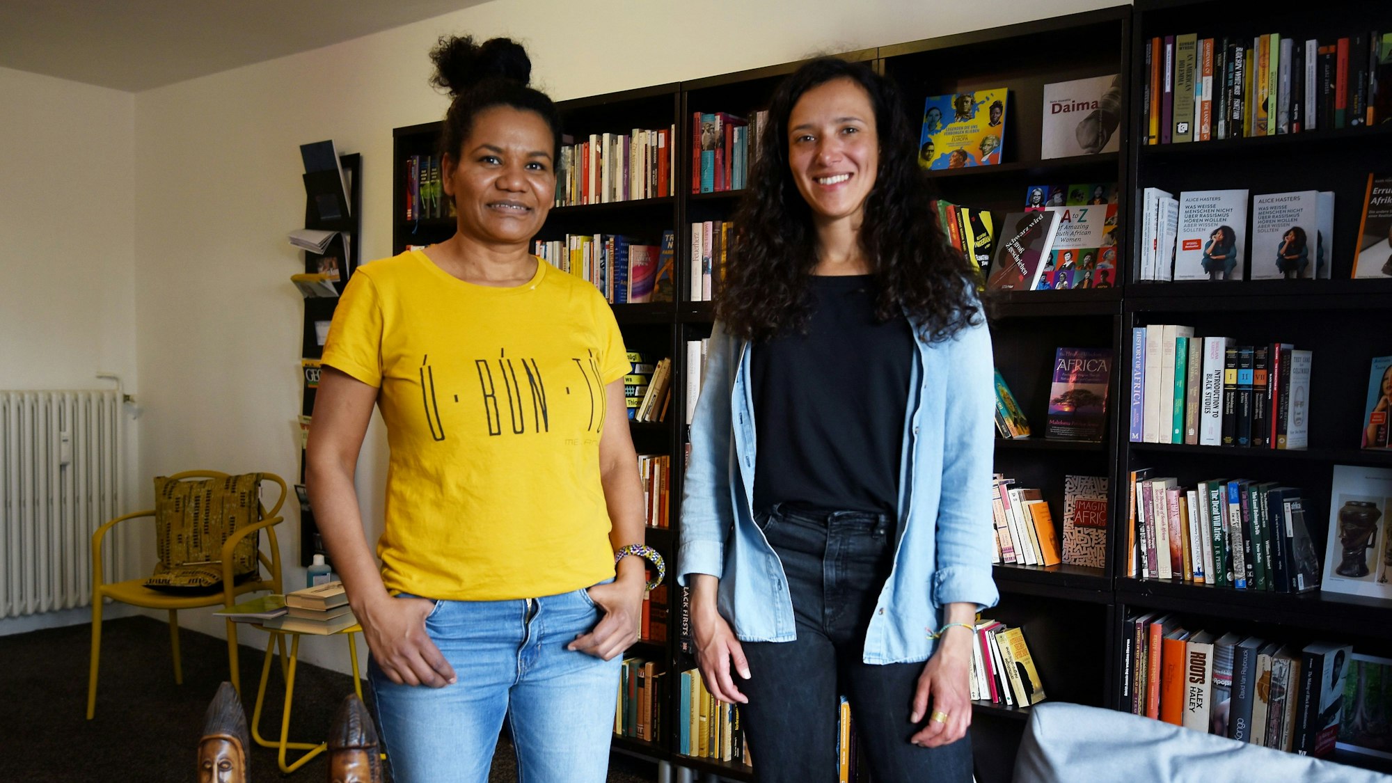 Zwei Frauen vor einer Bücherwand.
