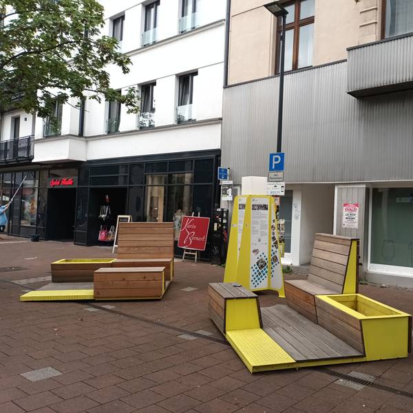 Auf Parkplätzen in der Innenstadt stehen Sitzbänke