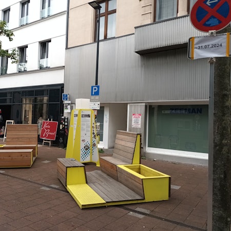 Auf Parkplätzen in der Innenstadt stehen Sitzbänke