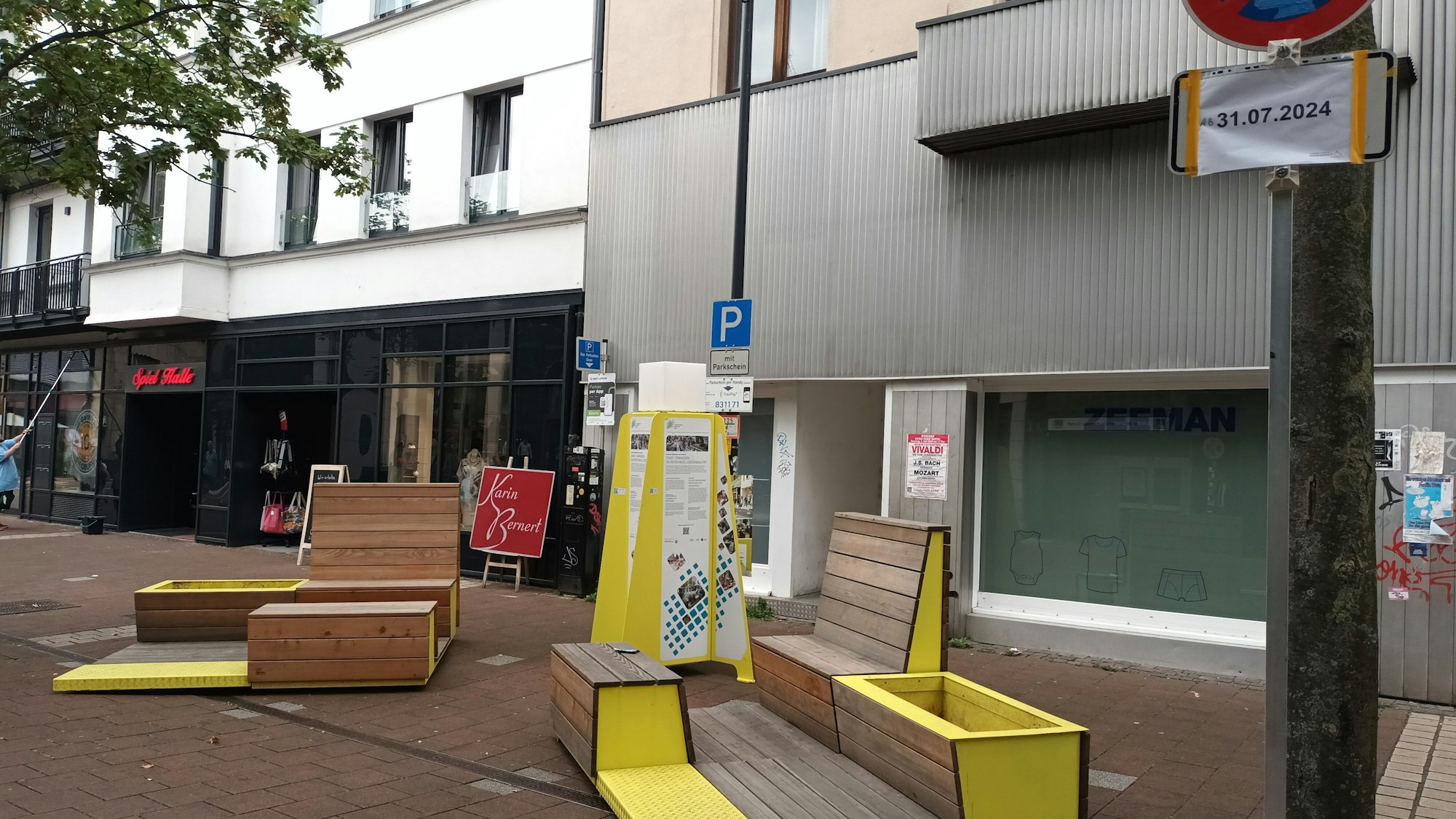 Auf Parkplätzen in der Innenstadt stehen Sitzbänke