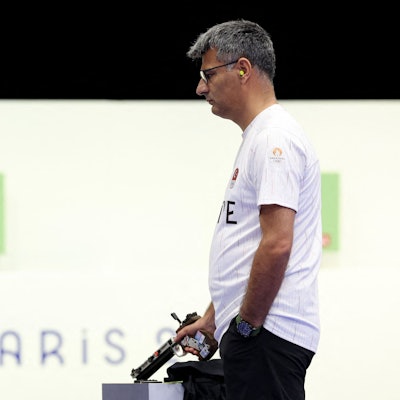 Yusuf Dikec nimmt am Goldmedaillenkampf im 10-Meter-Luftpistolen-Mixed-Teamwettbewerb der Olympischen Spiele Paris 2024 im Schießsportzentrum von Chateauroux teil.