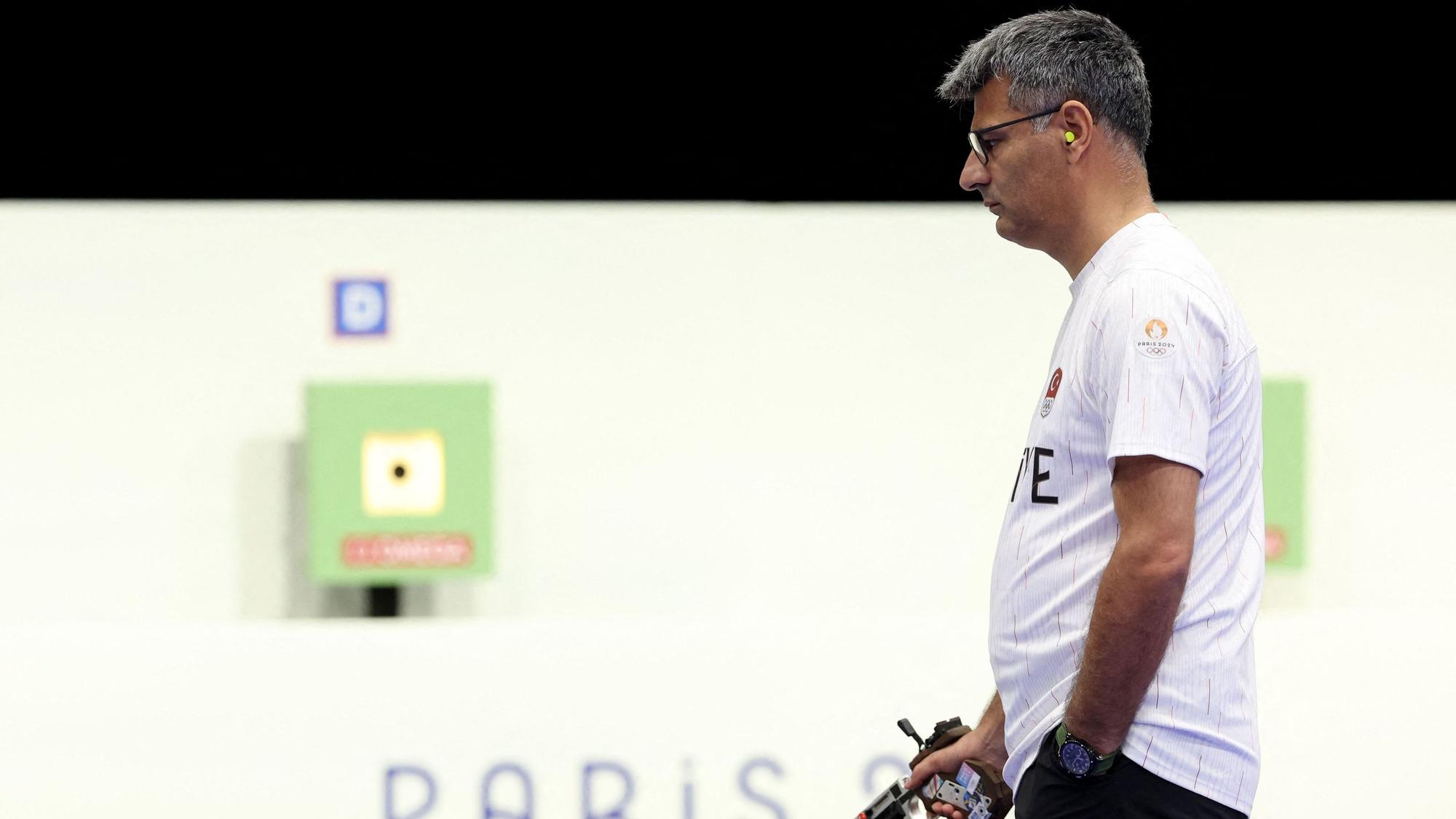 Yusuf Dikec nimmt am Goldmedaillenkampf im 10-Meter-Luftpistolen-Mixed-Teamwettbewerb der Olympischen Spiele Paris 2024 im Schießsportzentrum von Chateauroux teil.