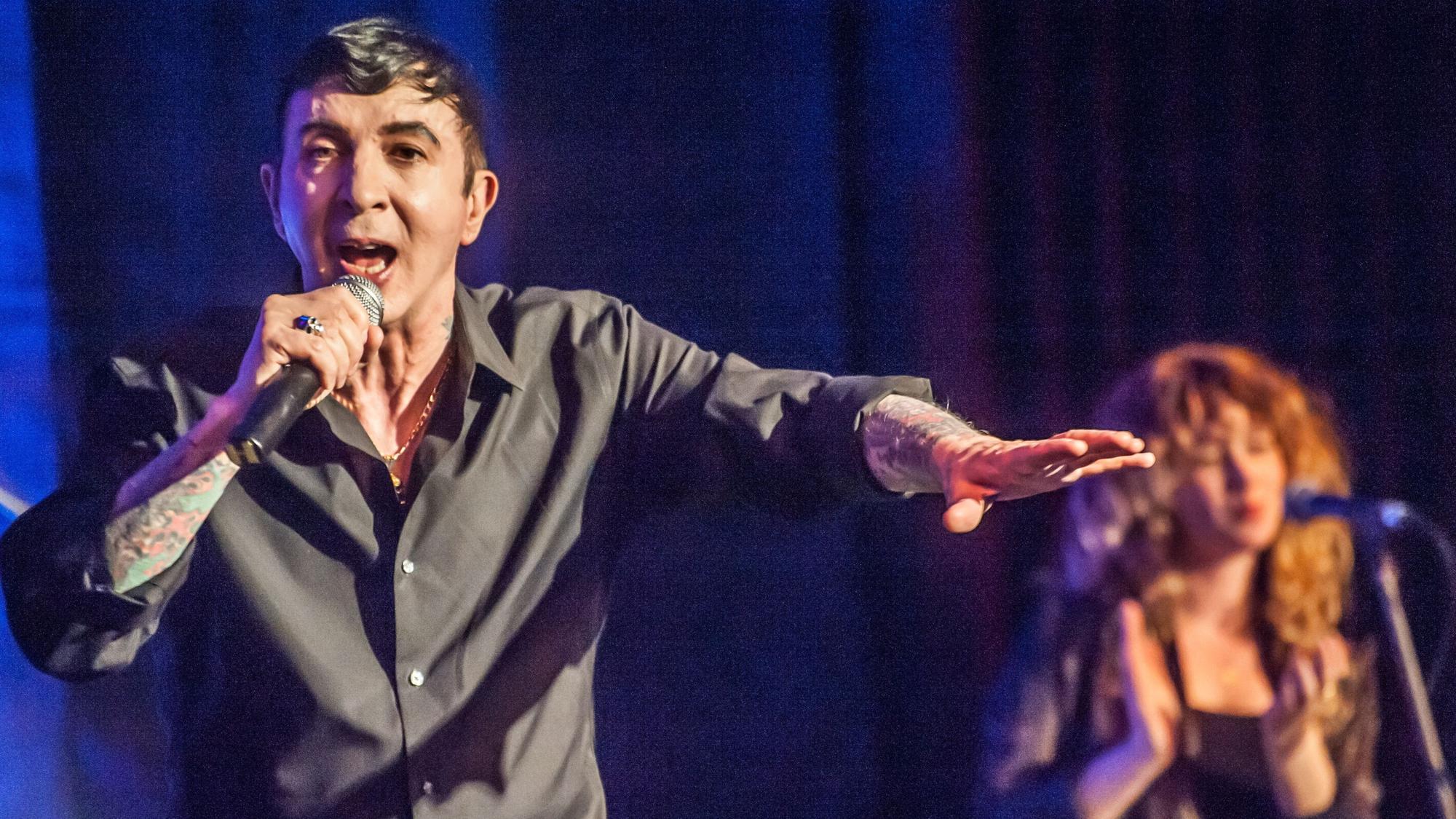 Marc Almond singt bei einem Konzert