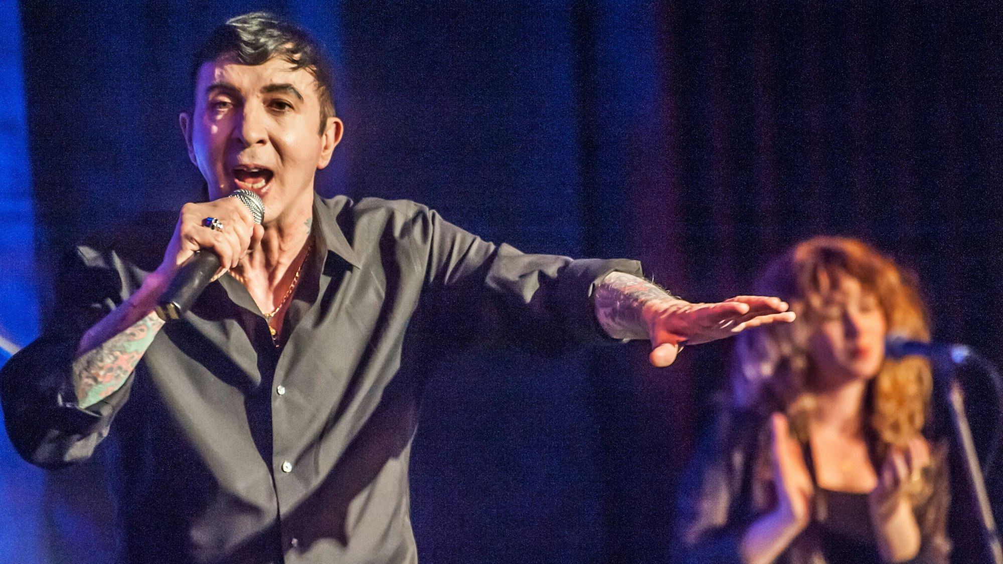 Marc Almond singt bei einem Konzert