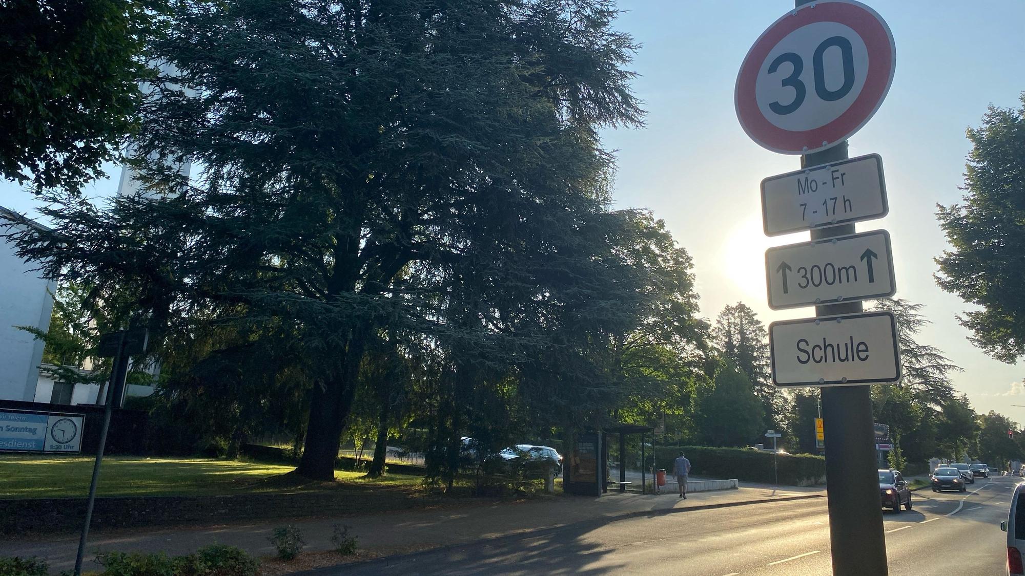 Tempo 30 gilt auf der Mülheimer Straße vor der Gemeinschaftsgrundschule.