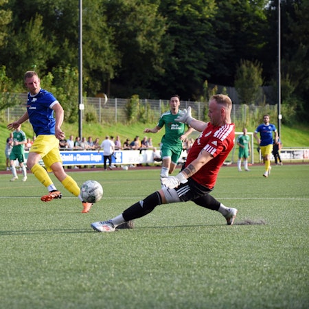 Lindlars Torhüter Simon Schreiner spitzelt den Ball weg.