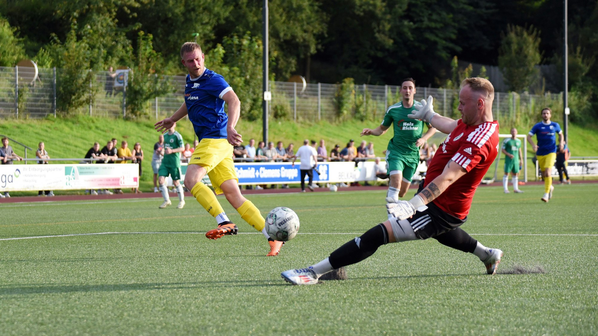 Lindlars Torhüter Simon Schreiner spitzelt den Ball weg.